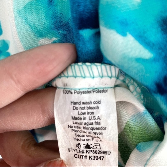 Tropical floral shorts romper Size Small - Picture 13 of 13